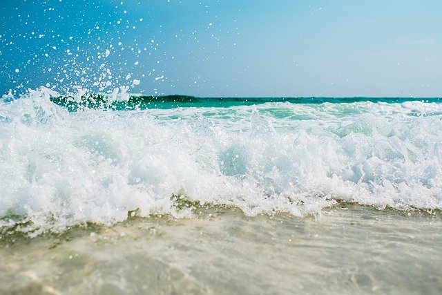 Waves splashing on the beach